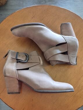 Vionic Rory Burnished Taupe Cutout Heel Booties with Buckle Strap. Size 9